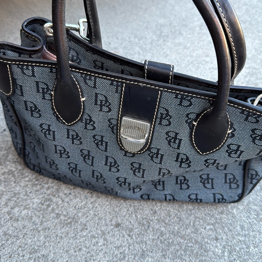 Dooney and Bourke purse in great condition
